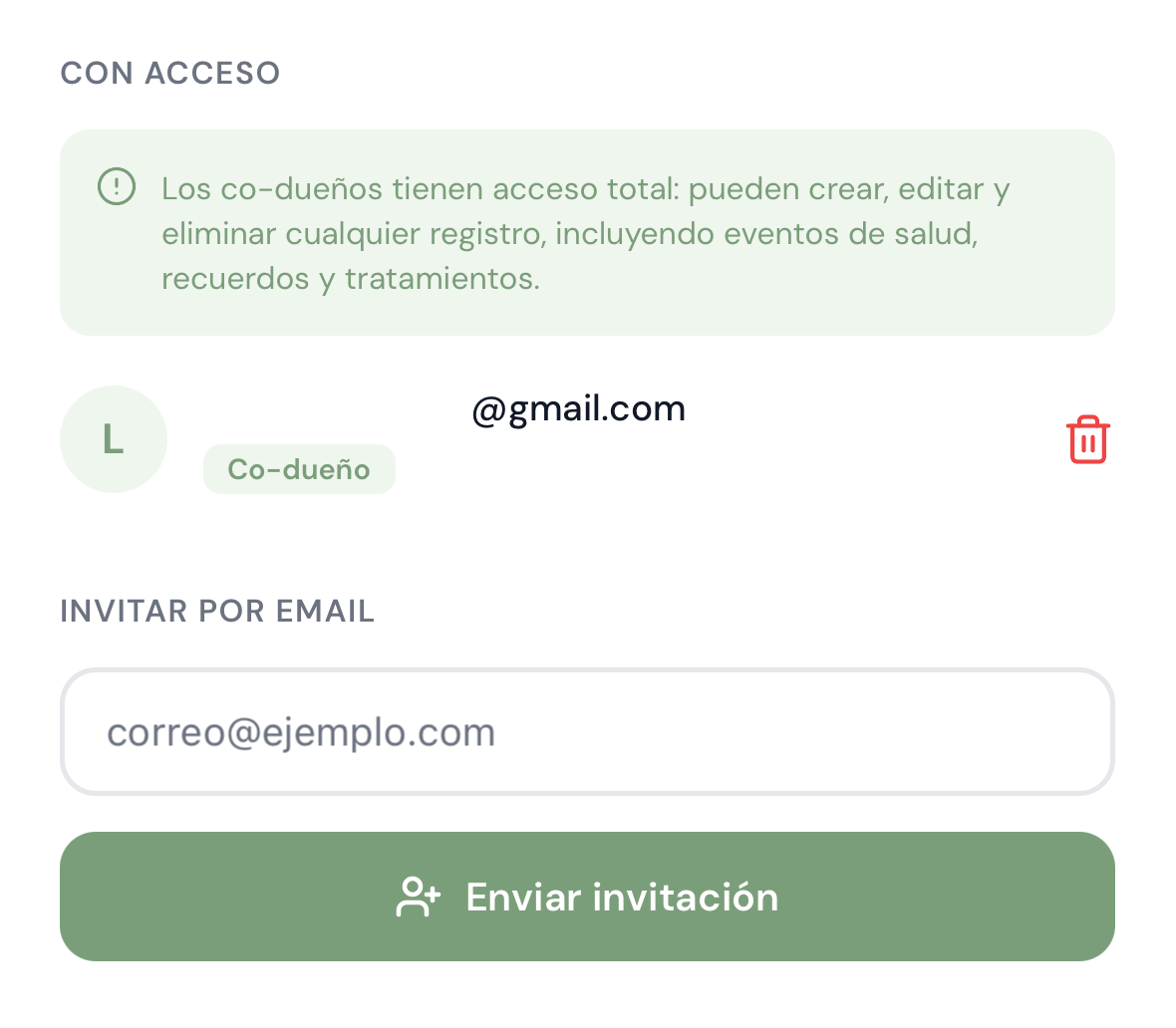 Pantalla en dark mode para añadir un co-dueño, con campo de email y descripción del flujo de invitación.
